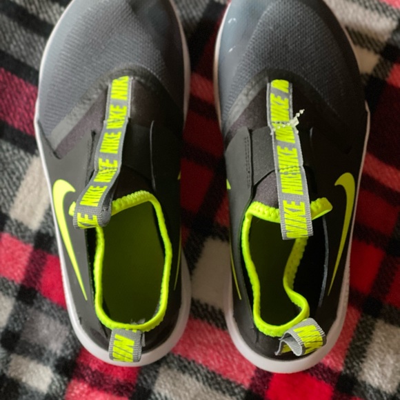 Nike flex runners boy sz5.5 new - Picture 4 of 4